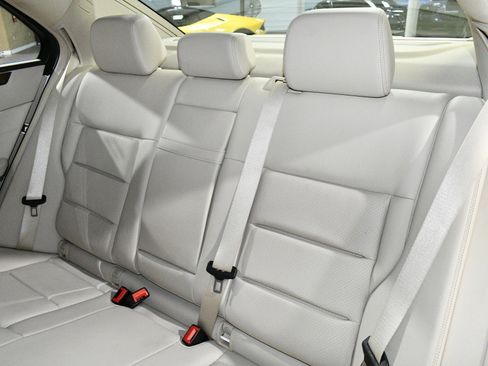 Used 2014 Mercedes-Benz E 350 4MATIC Sedan image 17