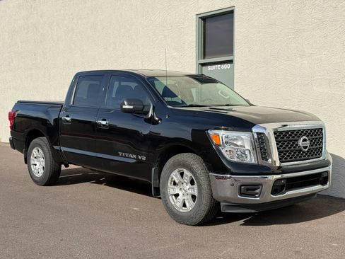 Used 2018 Nissan Titan SV w/ SV Convenience Package RWD image 10