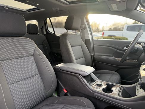 Used 2023 GMC Acadia SLE w/ Driver Convenience Package image 12