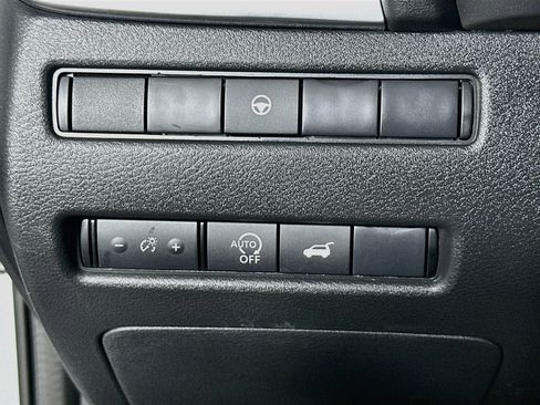 Used 2025 Nissan Rogue SV AWD/4WD image 17