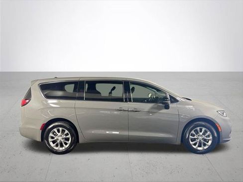 Certified 2025 Chrysler Pacifica Select AWD/4WD image 6