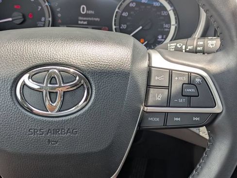 Used 2024 Toyota Highlander XLE FWD image 20