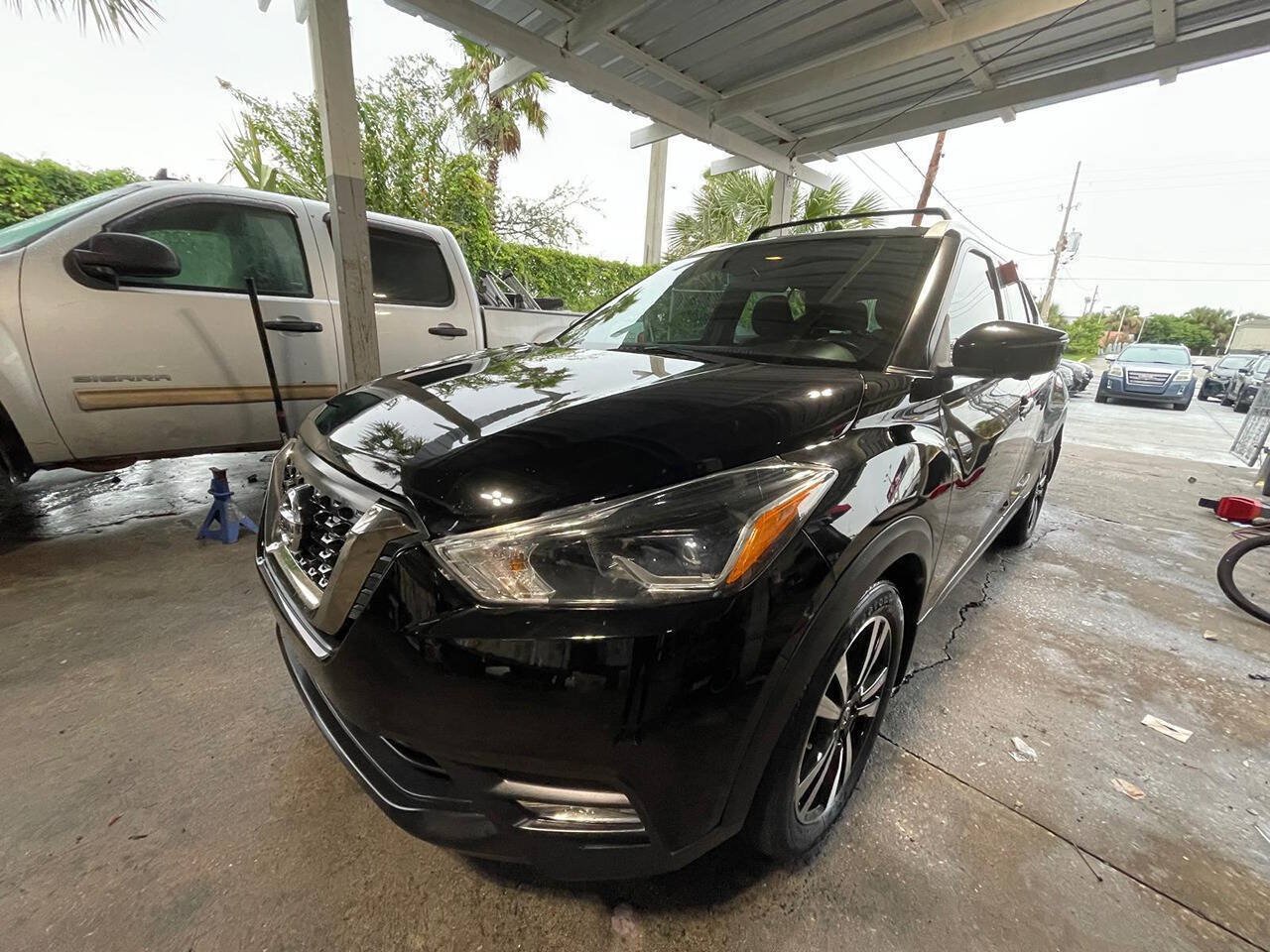 Used 2019 Nissan Kicks SR w/ Exterior Package FWD image 3
