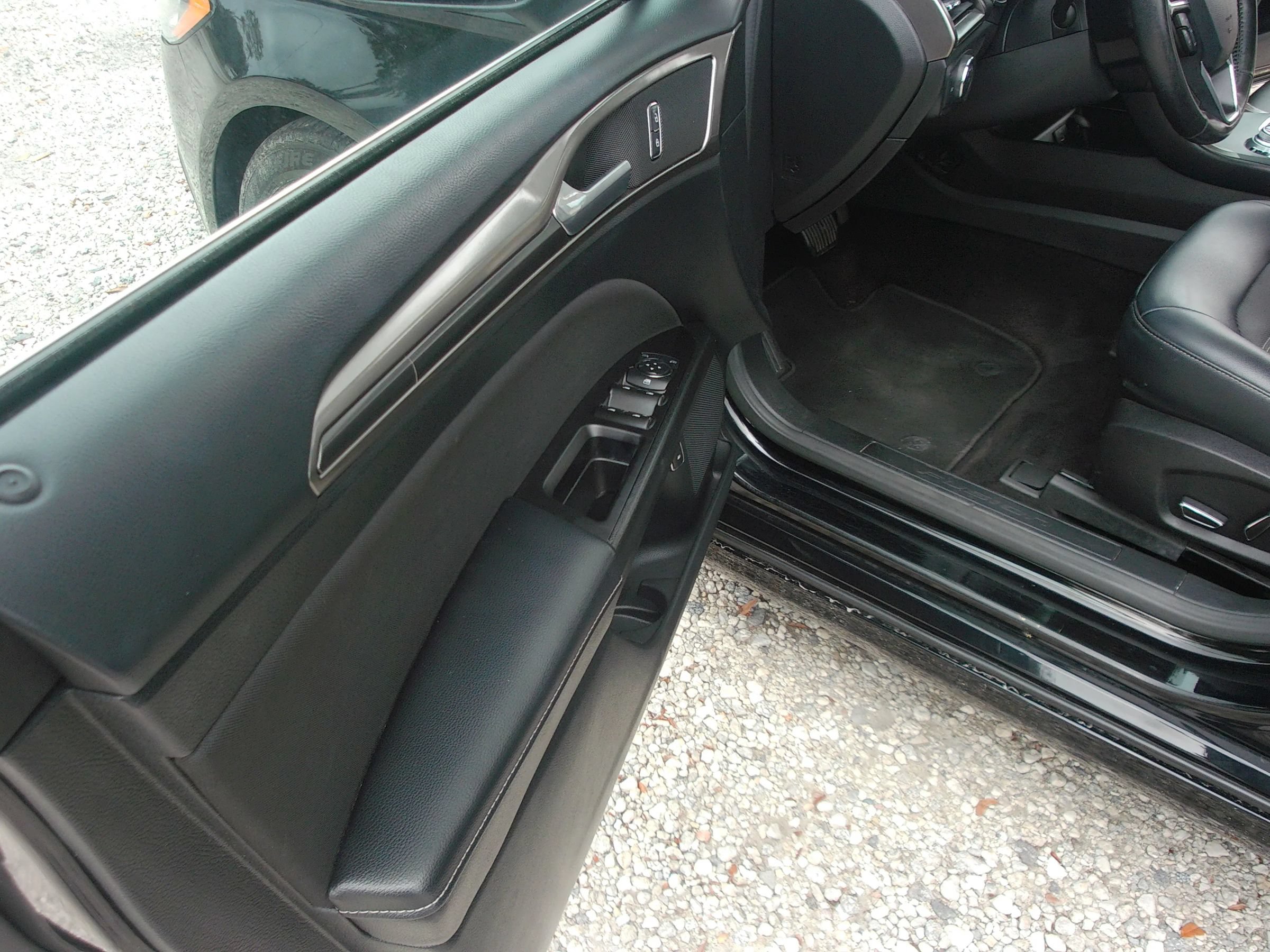 Used 2017 Ford Fusion SE w/ Equipment Group 601A FWD image 10
