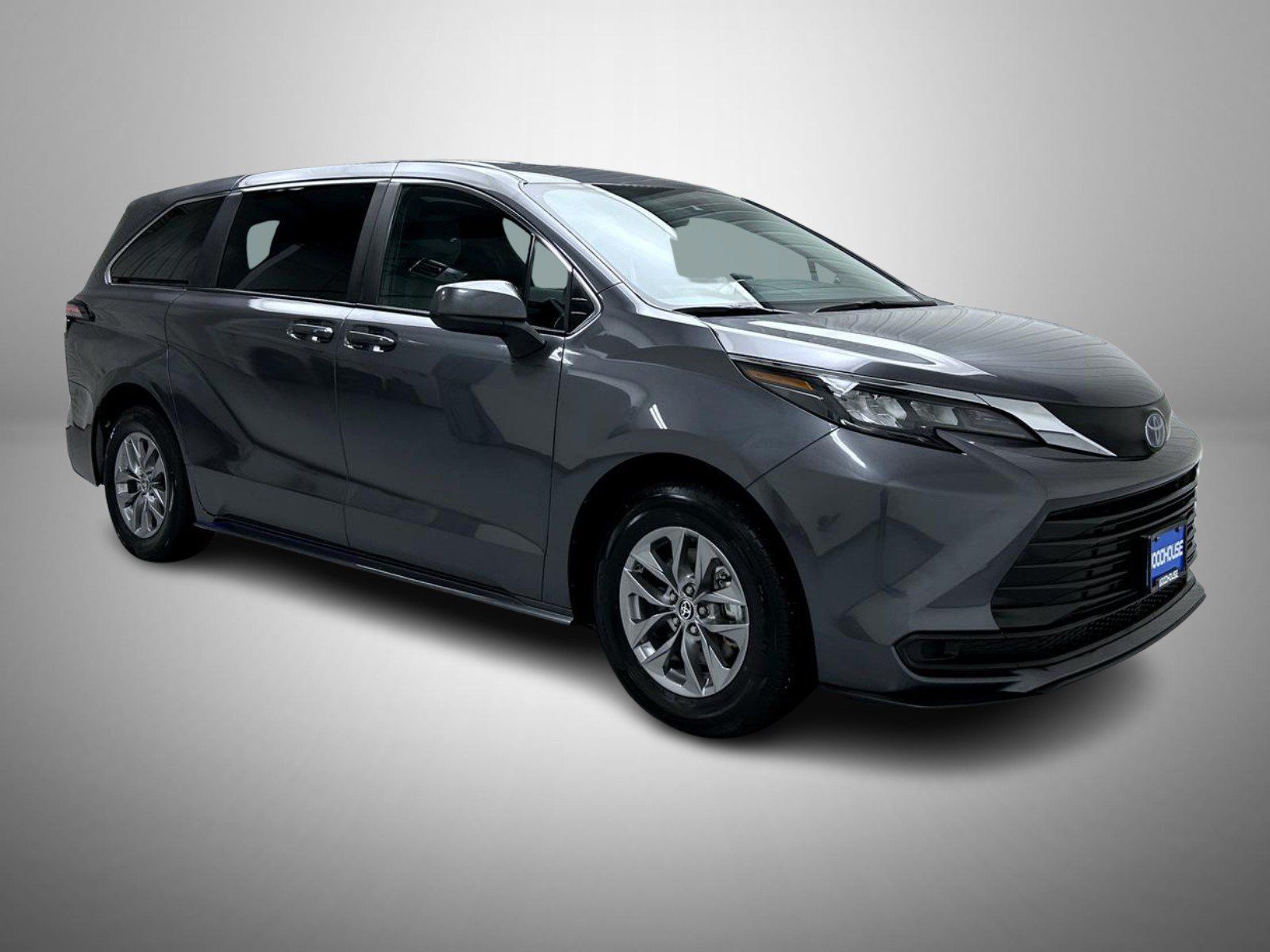 Used 2025 Toyota Sienna LE FWD image 3
