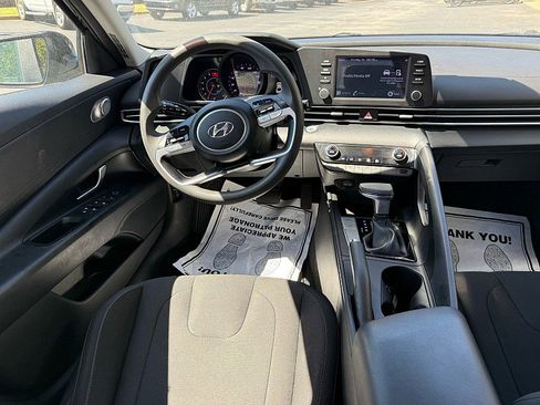 Used 2022 Hyundai Elantra SEL FWD image 11
