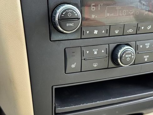 Used 2010 Volkswagen Routan SEL FWD image 15