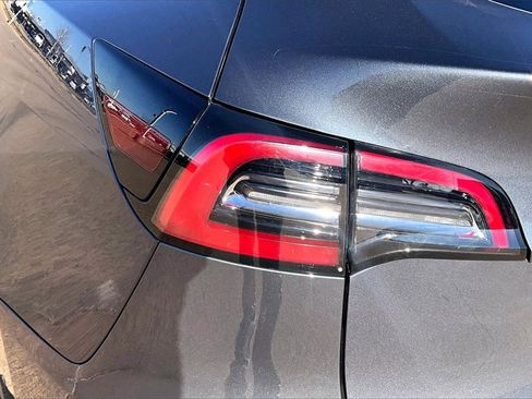 Used 2022 Tesla Model Y Long Range image 31