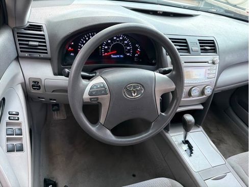 Used 2010 Toyota Camry LE image 2