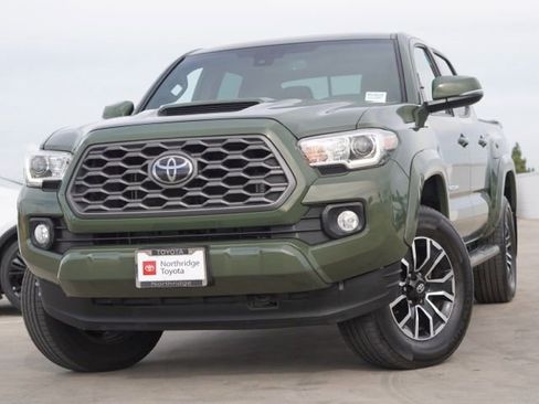 Used 2021 Toyota Tacoma TRD Sport w/ Technology Package RWD image 3