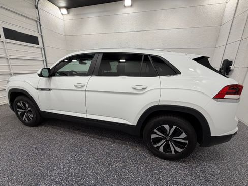 Used 2024 Volkswagen Atlas Cross Sport SE FWD image 3