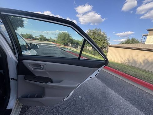 Used 2015 Toyota Camry SE w/ Moonroof Package FWD image 18