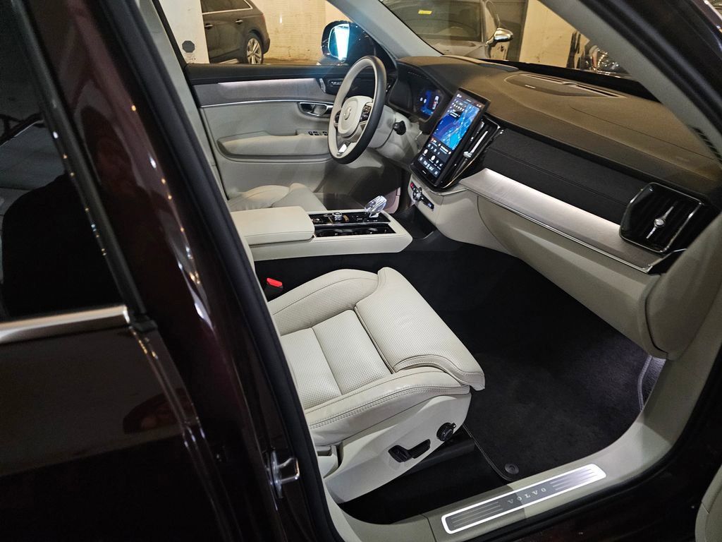 Certified 2025 Volvo XC90 T8 Ultra AWD/4WD image 11