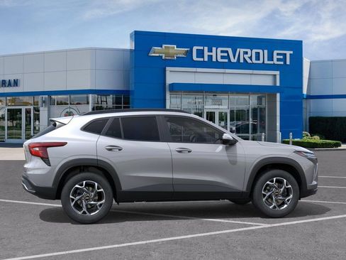 New 2026 Chevrolet Trax LT w/ Sunroof Package FWD image 5