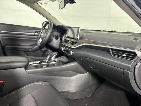 Used 2025 Nissan Altima 2.5 SV FWD image 30
