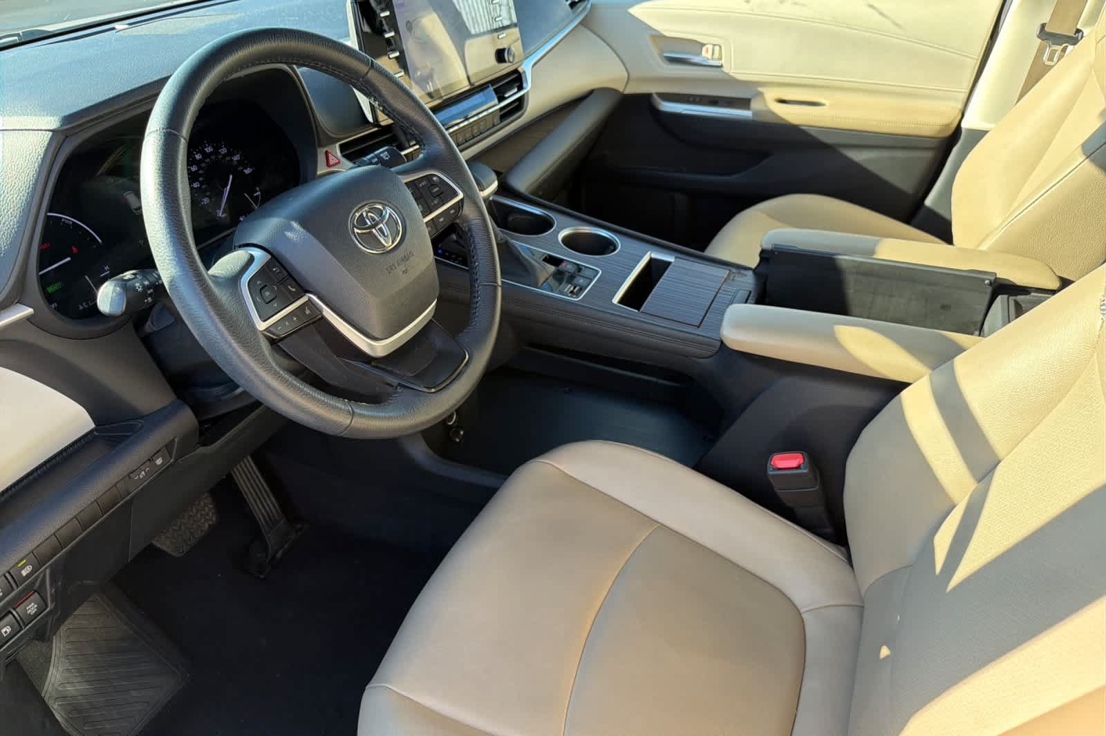 Used 2023 Toyota Sienna XLE FWD image 9