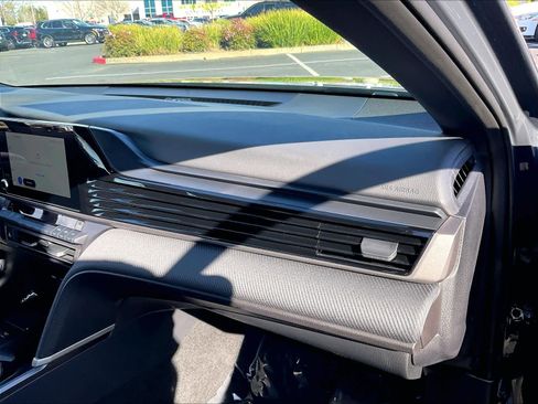 Used 2025 Toyota Camry SE image 19