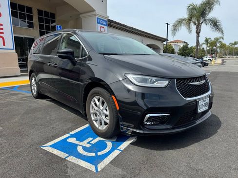 Certified 2023 Chrysler Pacifica Touring-L image 7