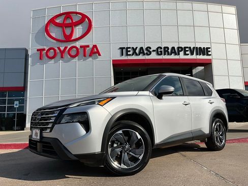 Used 2025 Nissan Rogue SV image 2