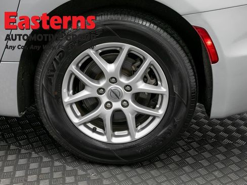 Used 2024 Chrysler Pacifica Touring-L FWD image 34