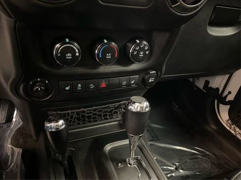 Used 2018 Jeep Wrangler Unlimited Sahara image 28