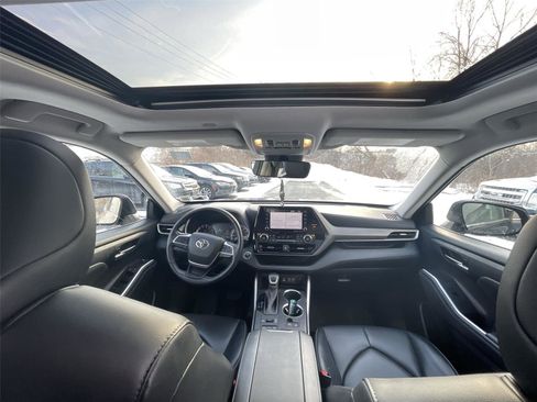 Used 2022 Toyota Highlander XLE image 31