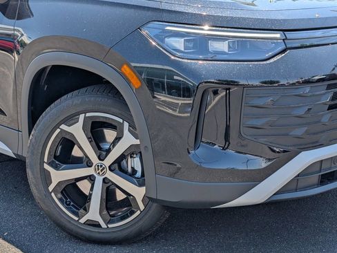 New 2025 Volkswagen Tiguan SE image 2