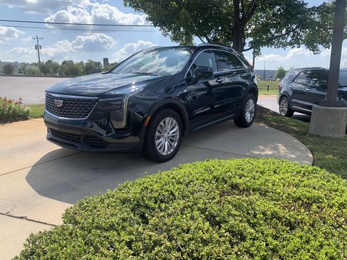 Used 2024 Cadillac XT4 Luxury w/ Cold Weather Package FWD image 18
