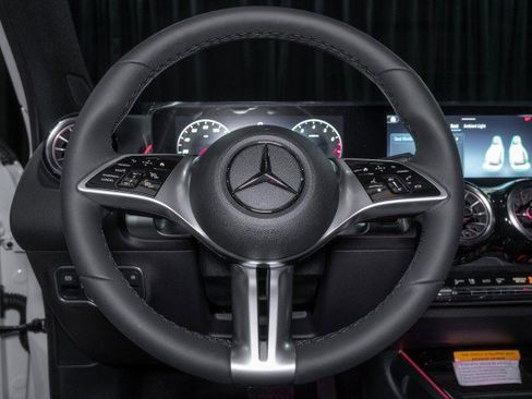 Used 2026 Mercedes-Benz GLB 250 4MATIC image 21