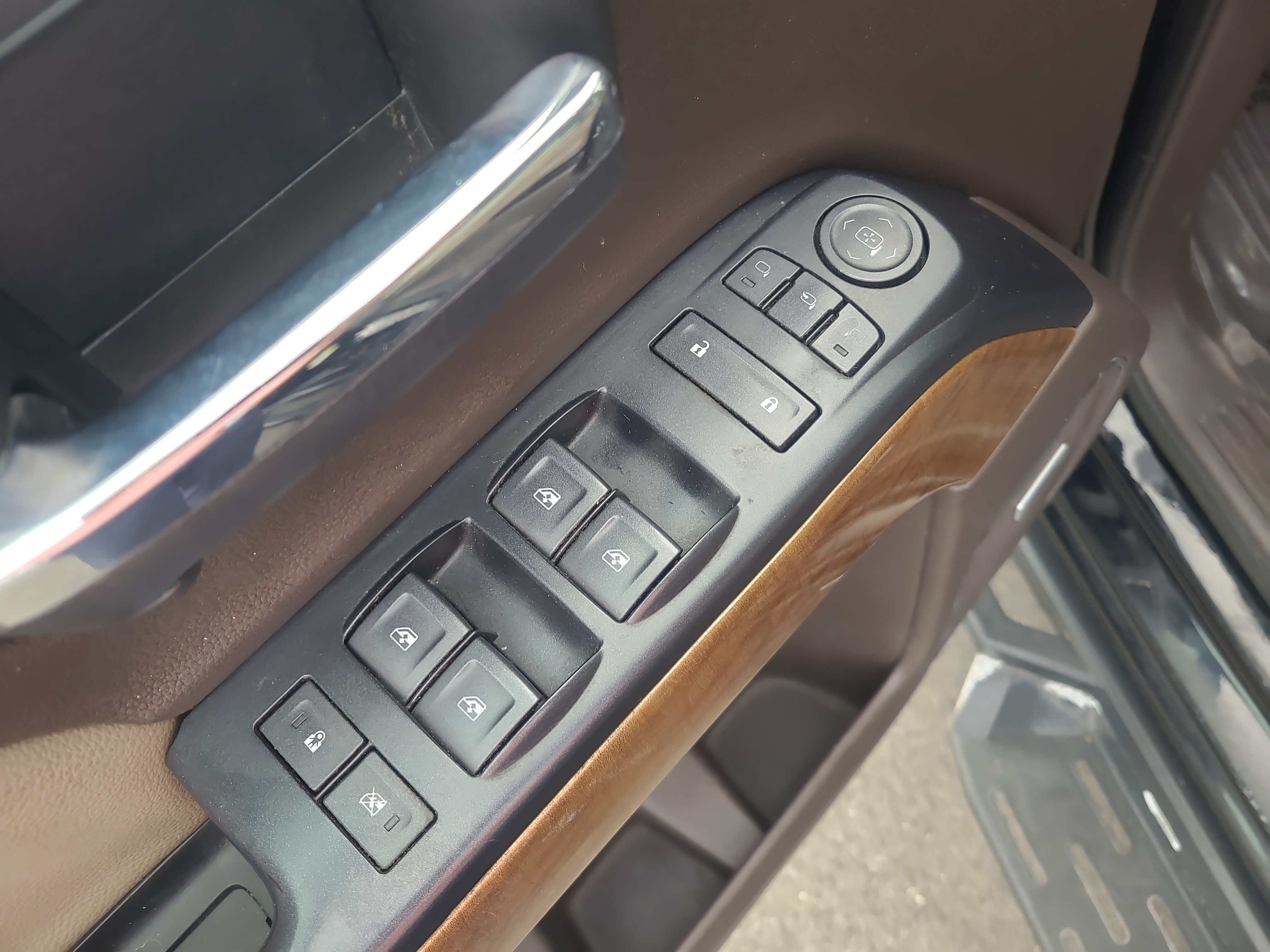 Used 2018 Chevrolet Silverado 1500 LTZ w/ Sport Package AWD/4WD image 13