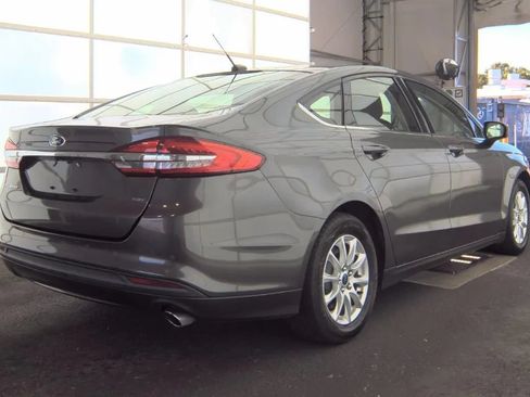 Used 2017 Ford Fusion SE w/ Fusion SE Technology Package FWD image 4