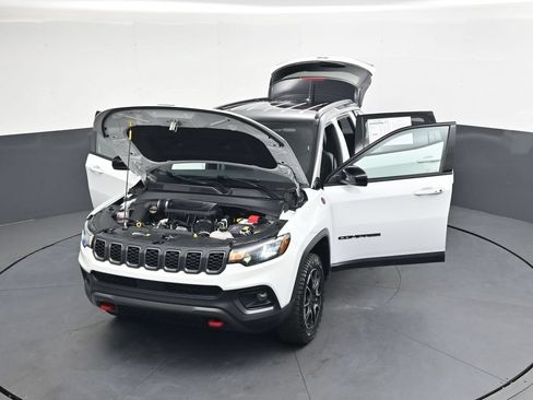 Used 2025 Jeep Compass Trailhawk w/ Trailhawk Convenience Group AWD/4WD image 54
