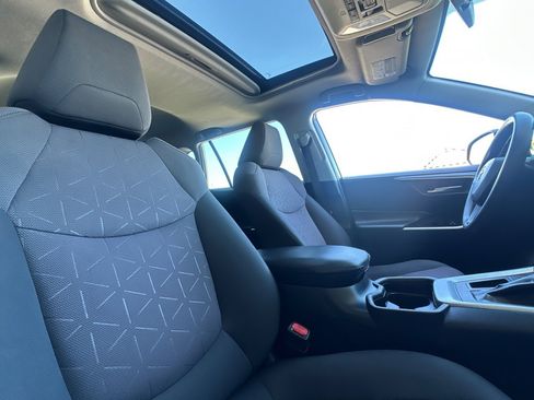 Used 2019 Toyota RAV4 XLE w/ Convenience Package FWD image 30