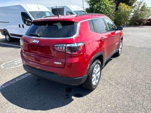 Used 2025 Jeep Compass Latitude AWD/4WD image 9