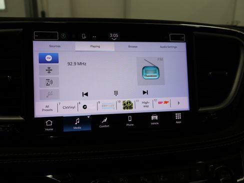Used 2023 Chrysler Pacifica Touring-L AWD/4WD image 51