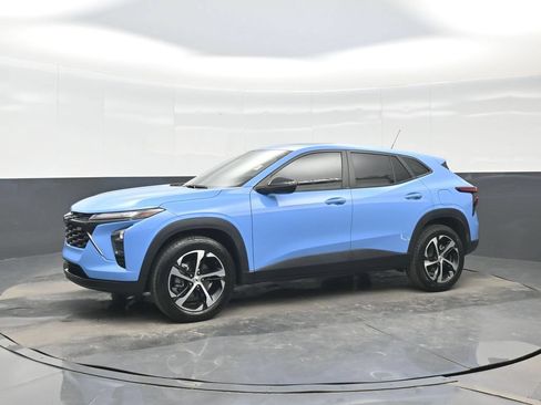 Used 2024 Chevrolet Trax RS w/ Sunroof Package FWD image 2