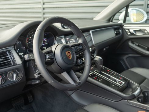 Certified 2026 Porsche Macan image 4
