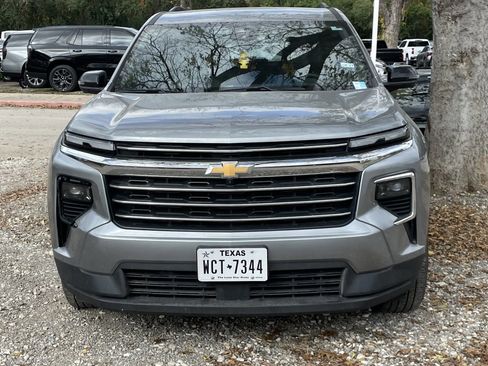 Used 2024 Chevrolet Traverse LT image 2
