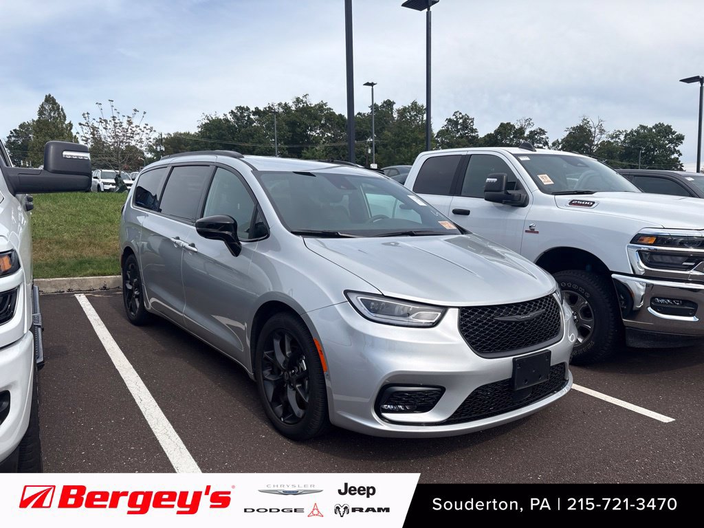 Used 2026 Chrysler Pacifica Select w/ S Appearance Package FWD image 1