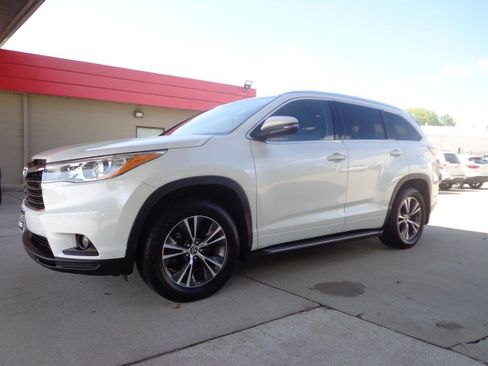 Used 2016 Toyota Highlander XLE AWD/4WD image 1