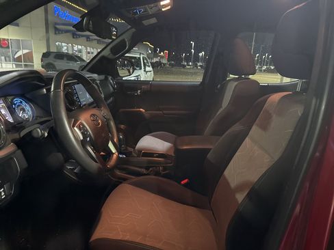 Used 2022 Toyota Tacoma TRD Off-Road image 9