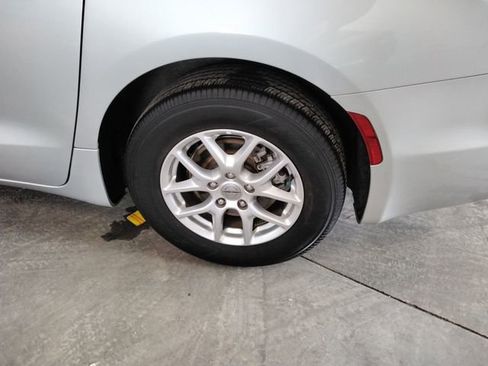 Used 2024 Chrysler Pacifica Touring-L image 19