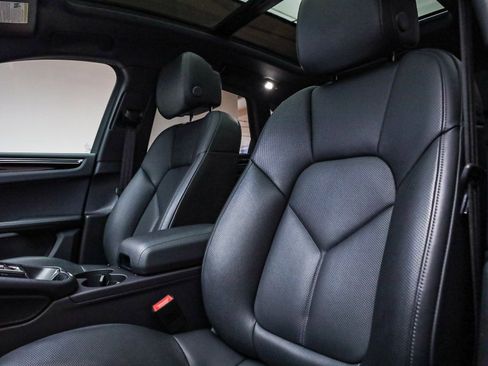 Certified 2025 Porsche Macan image 5