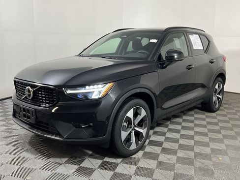 Certified 2025 Volvo XC40 B5 Plus image 6