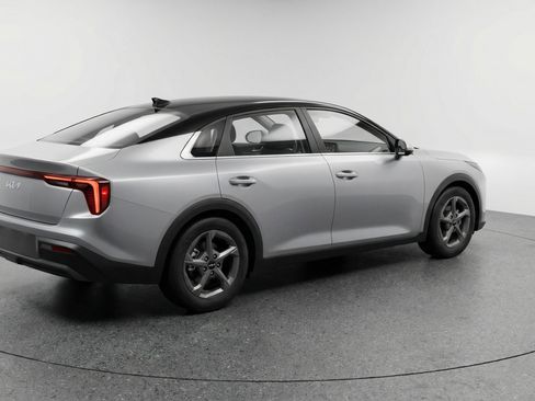 Used 2025 Kia K4 LXS image 9