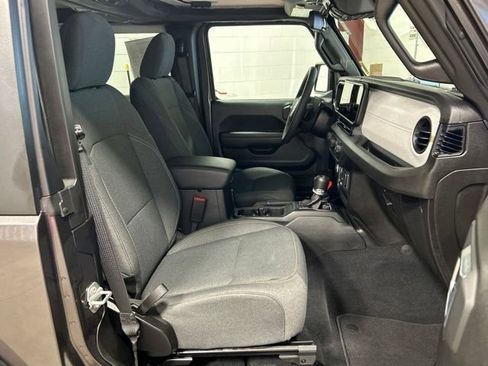 Used 2025 Jeep Wrangler Sport AWD/4WD image 12
