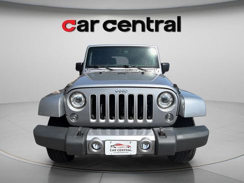 Used 2018 Jeep Wrangler Sahara w/ Connectivity Group AWD/4WD image 10