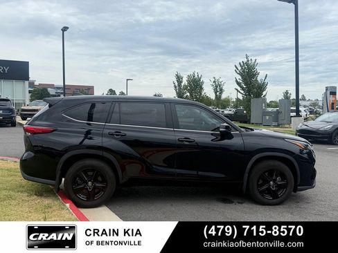 Used 2022 Toyota Highlander LE AWD/4WD image 8