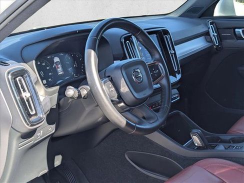 Used 2019 Volvo XC40 T5 Momentum image 9