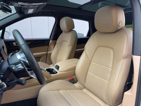 Used 2022 Porsche Cayenne image 42